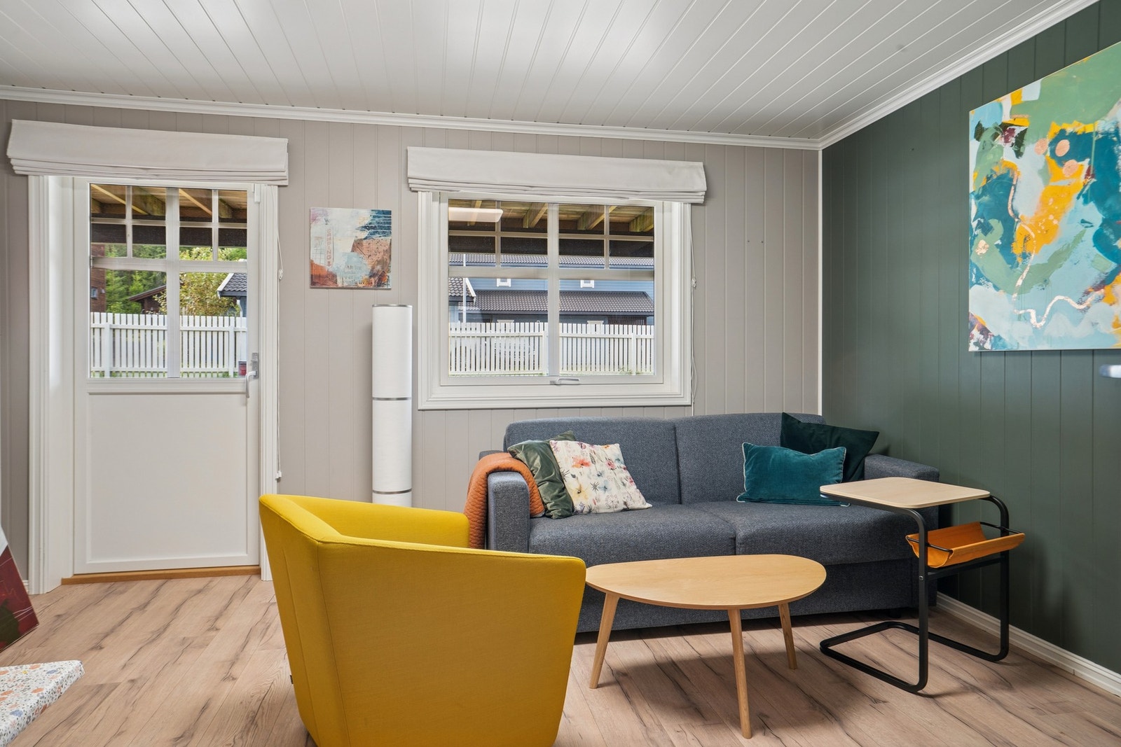 I underetasjen finner du en egen TV-stue/soverom med utgang til hagen. Et fleksibelt rom som kan brukes etter behov. Galleribilde