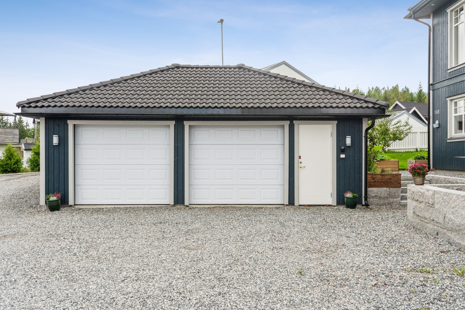 Boligen har tomt opparbeidet med bl.a plenarealer, diverse beplantning og grusbelagte arealer bestående av innkjøring til garasje/gårdsplass samt gangbaner. Galleribilde