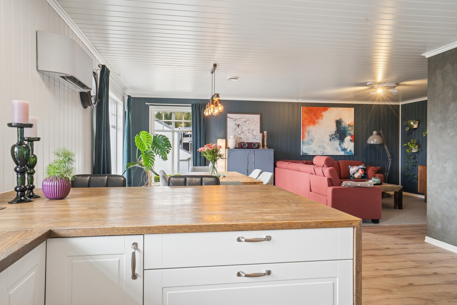 Kjøkkenet glir over i en lys og romslig stue med god plass til både spisebord og sofagruppe. Galleribilde