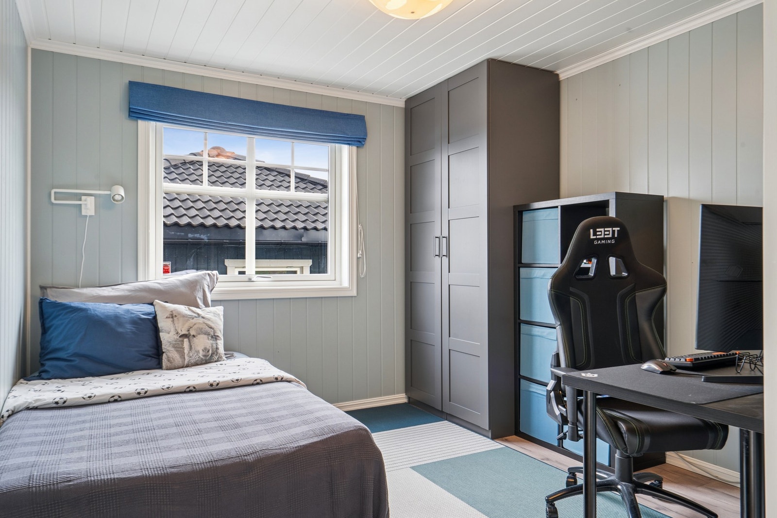 Det andre soverommet har lyse vegger og plass til seng, garderobe og skrivepult. Et fint rom for både barn, ungdom eller gjester. Galleribilde