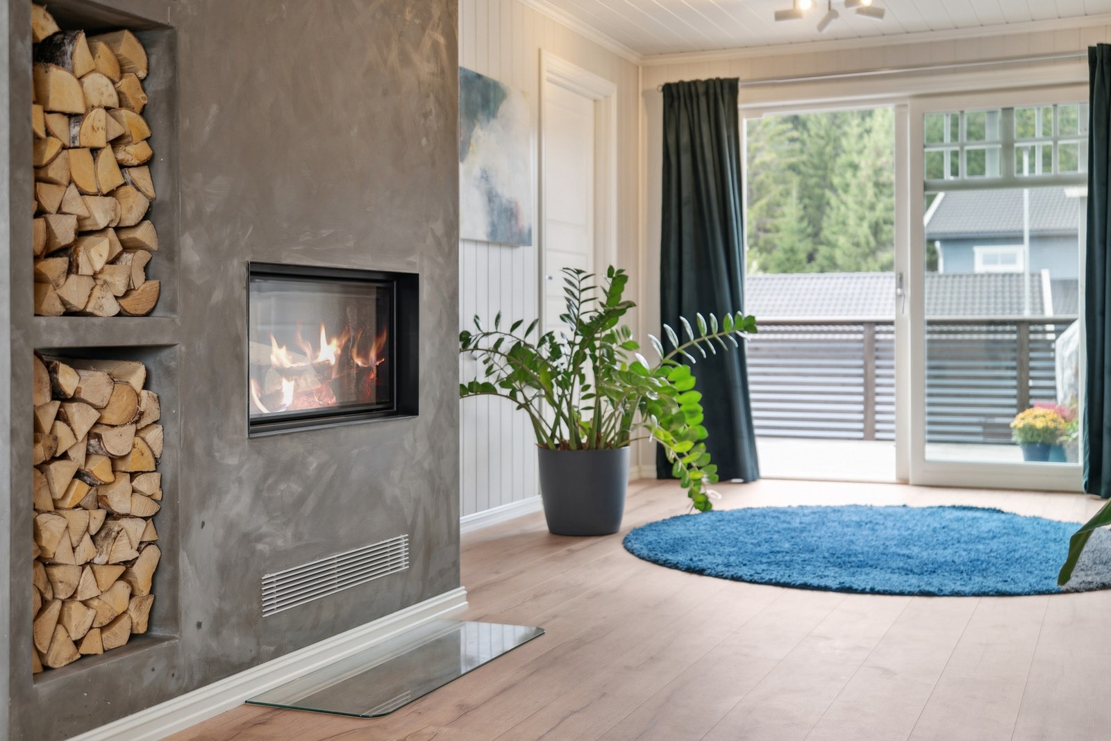 Videre trekker vi oss ut mot den flotte balkongen boligen har å by på. Galleribilde