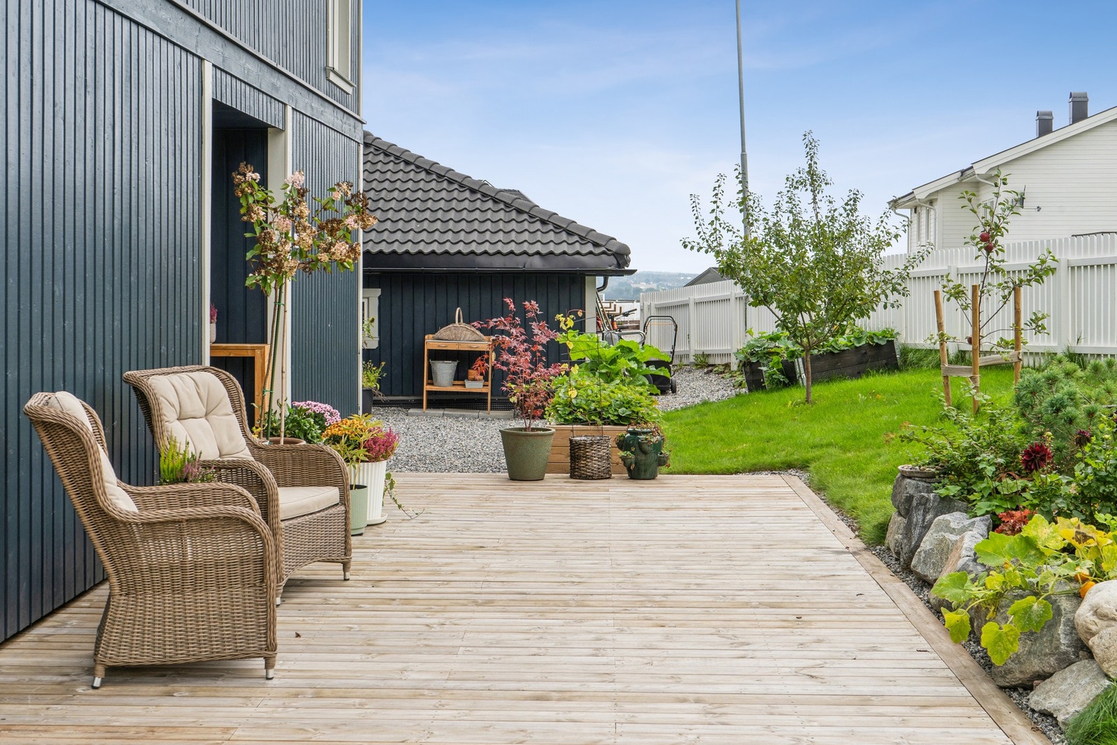 Hagen byr på en fin kombinasjon av plen, beplantning og terrasse. Galleribilde
