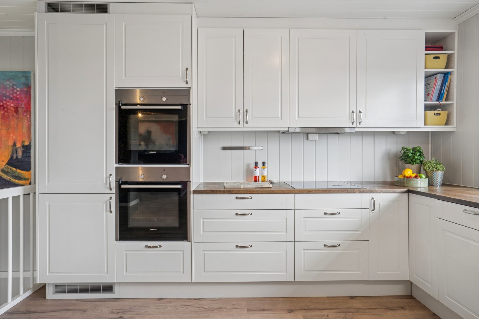 Herfra er det god plass til både matlaging og hyggelig samvær, med peisen like ved som gir en lun atmosfære. Galleribilde