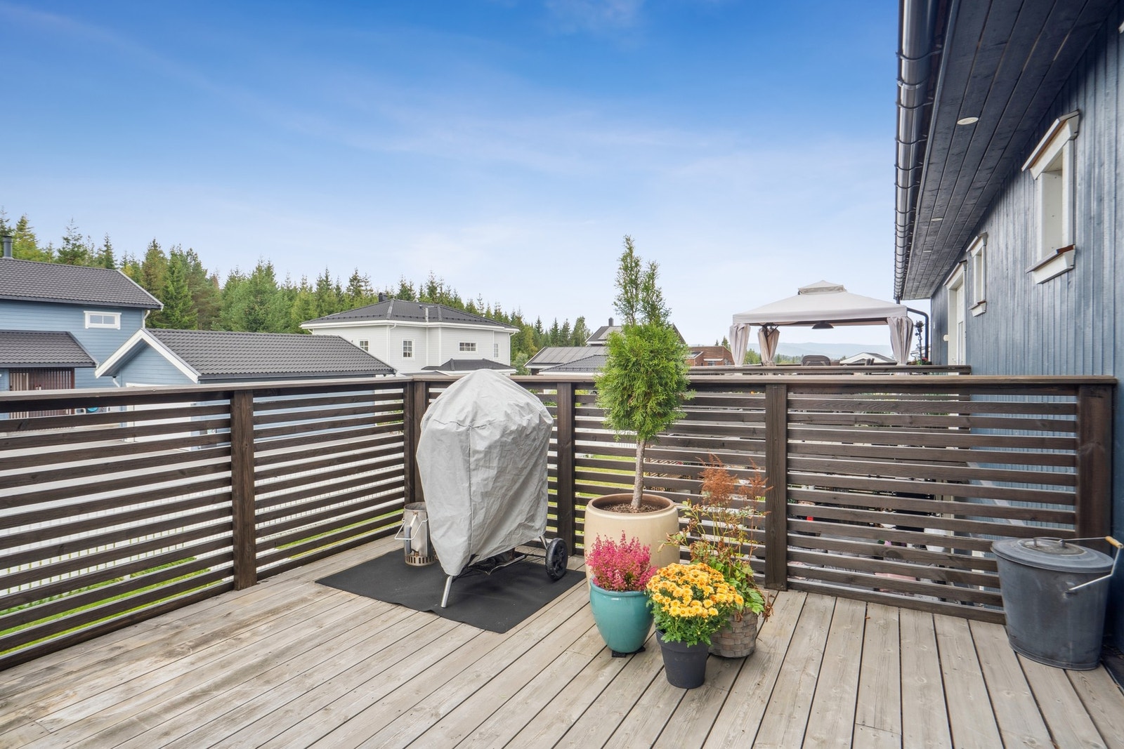 Fra stuen er det utgang til en solrik veranda som gir gode muligheter for grilling, avslapning og hyggelige sommerdager utendørs. Galleribilde