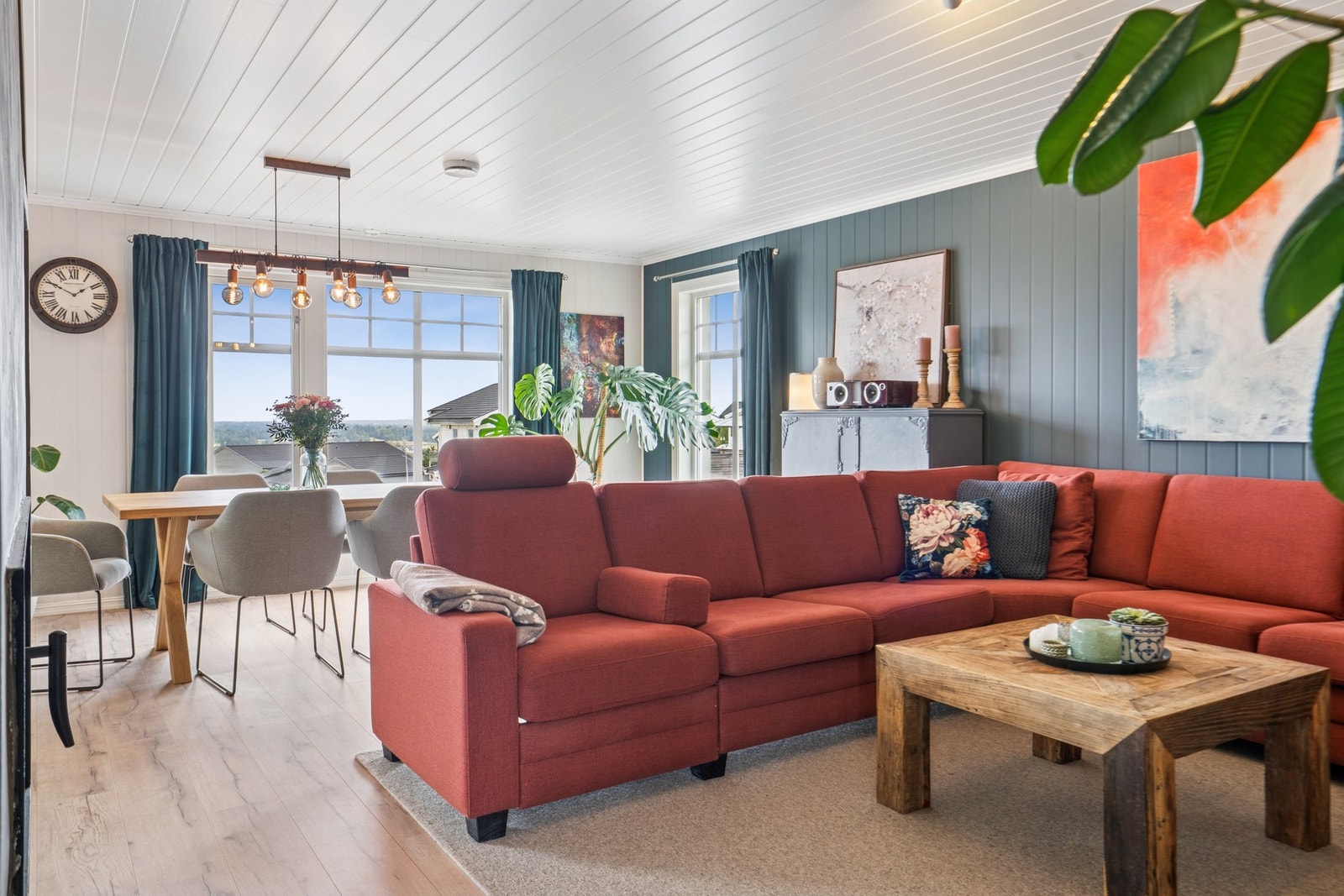 Stuen har god plass til en stor sofagruppe og byr på et lyst og innbydende oppholdsrom med vinduer som slipper inn rikelig med dagslys. Galleribilde