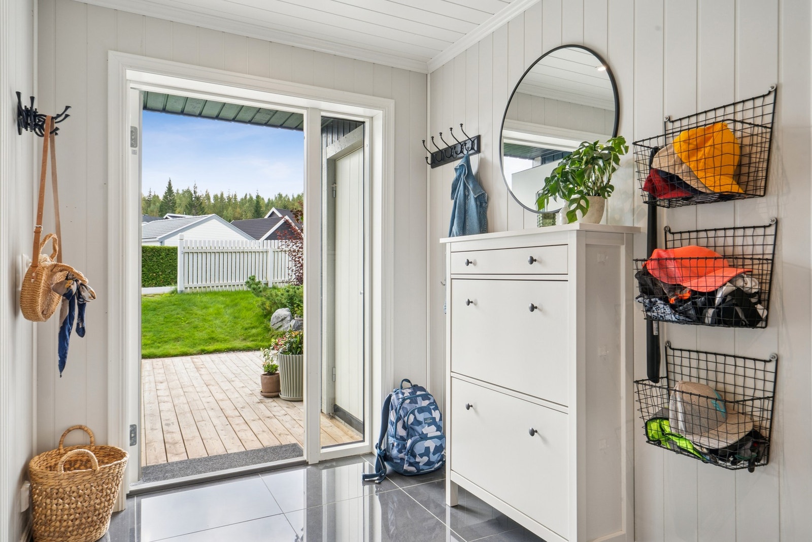 Entréen har flislagt gulv og en flott platting utenfor døren. Galleribilde