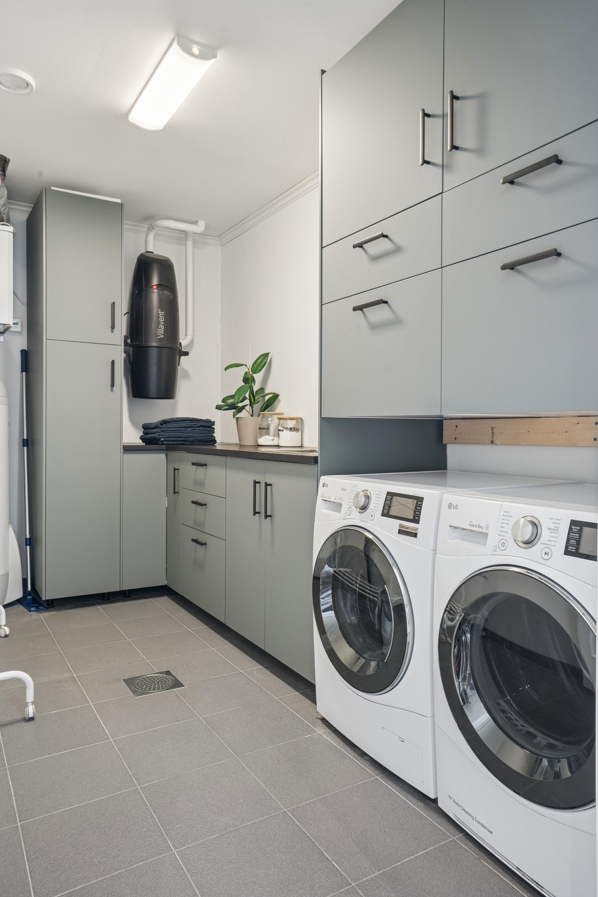 Vaskerommet er utstyrt med opplegg for vaskemaskin og tørketrommel, samt rikelig med skap og benkeplass for oppbevaring og praktiske gjøremål. Galleribilde