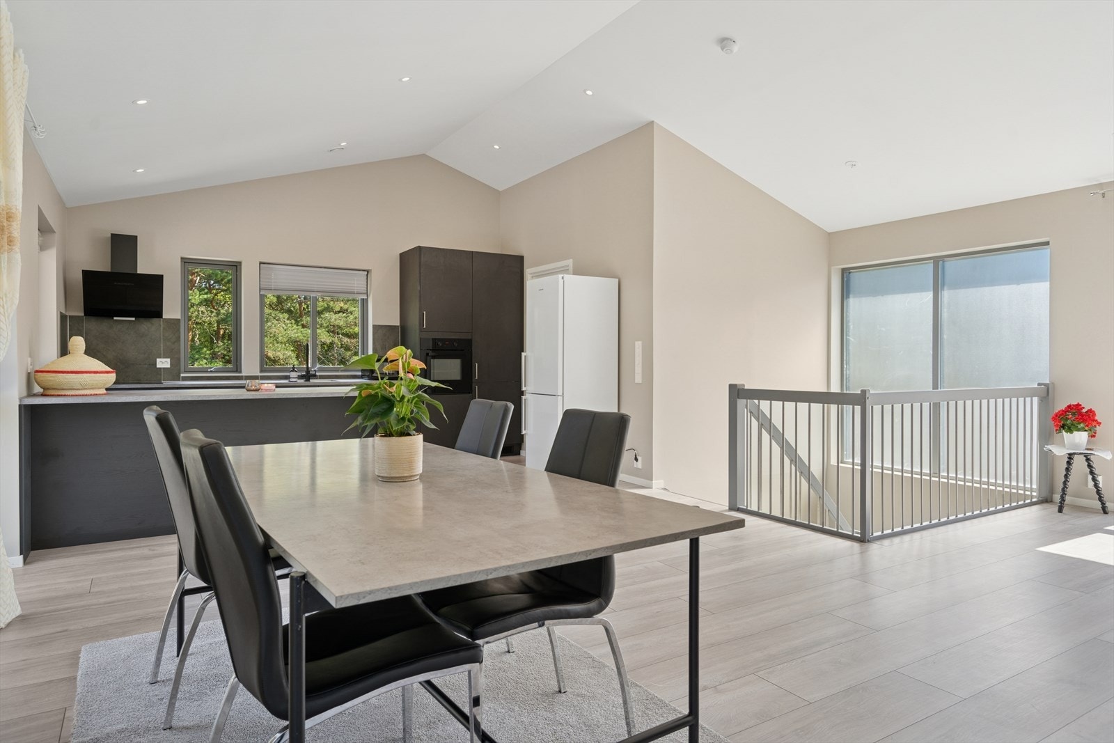 Stuen ligger i åpen løsning til kjøkkenet. Galleribilde