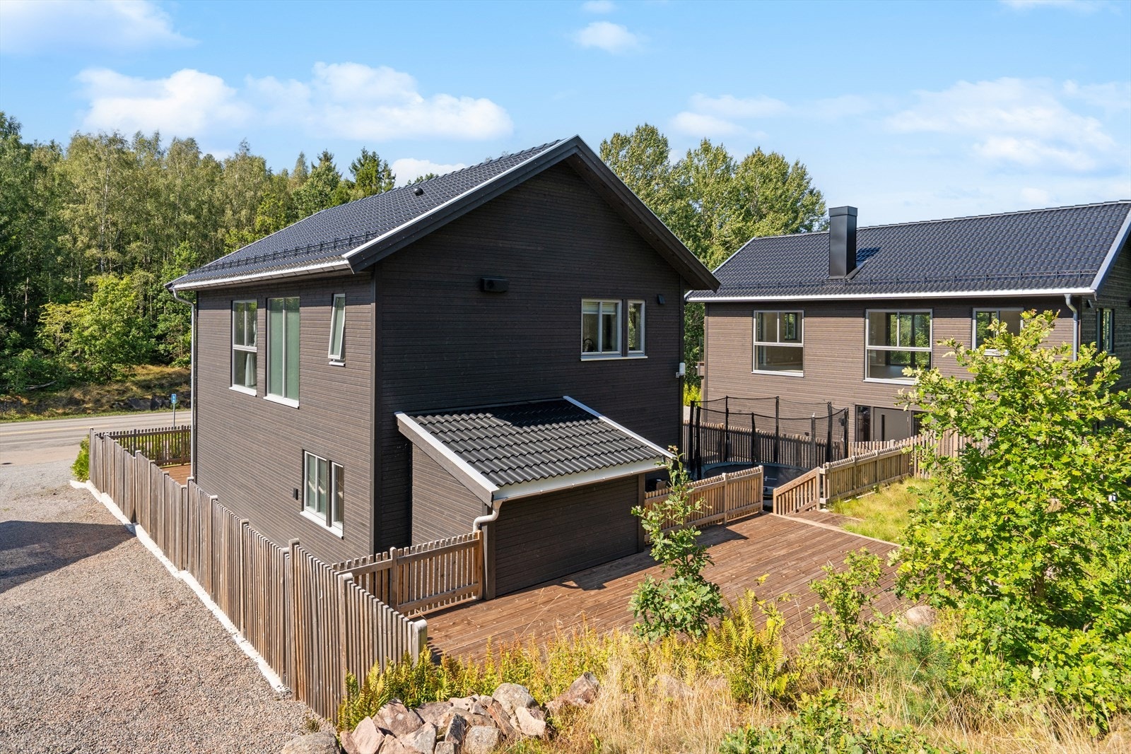 Eiendommen er inngjerdet mot naboer og det er satt opp en praktisk utebod på baksiden av boligen opp mot terrasseplattingen. Galleribilde