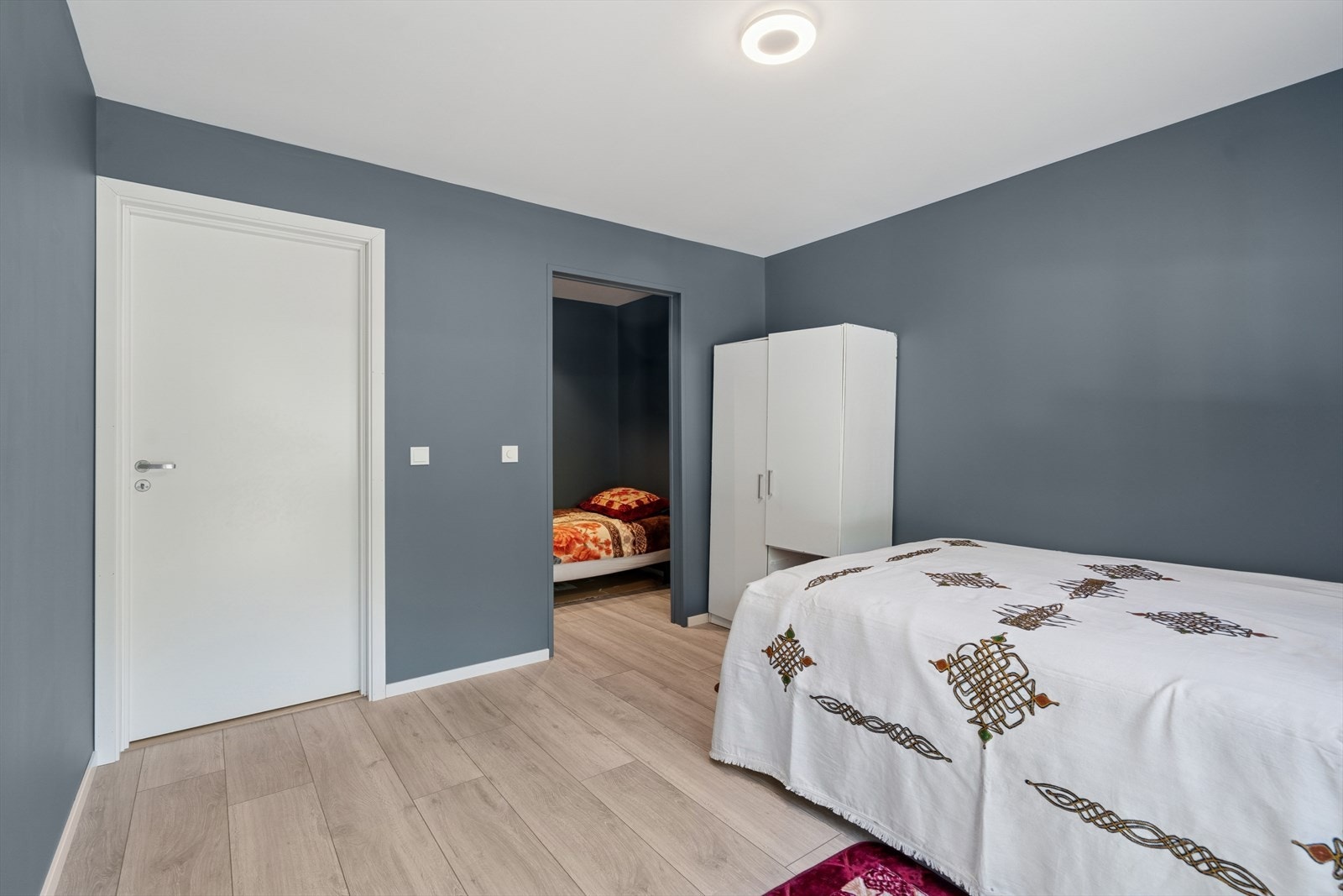 Hovedsoverommet har tilgang til stort walk in closet Galleribilde