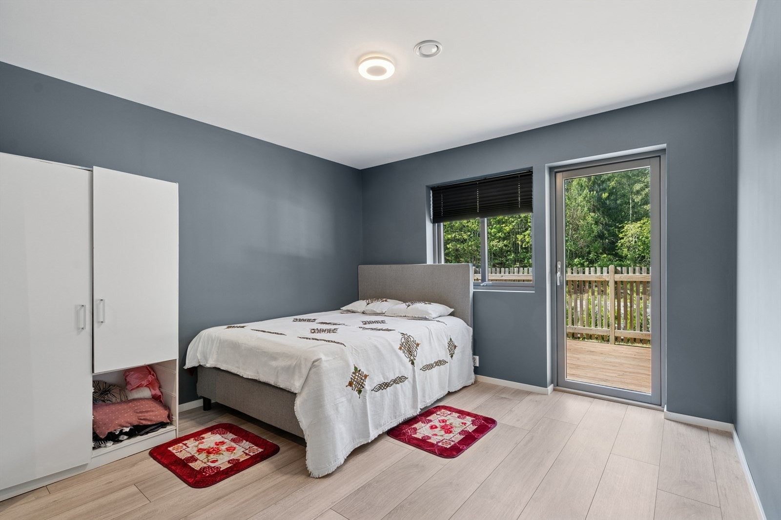 Hovedsoverommet har utgang til egen inngjerdet terrasseplatting Galleribilde