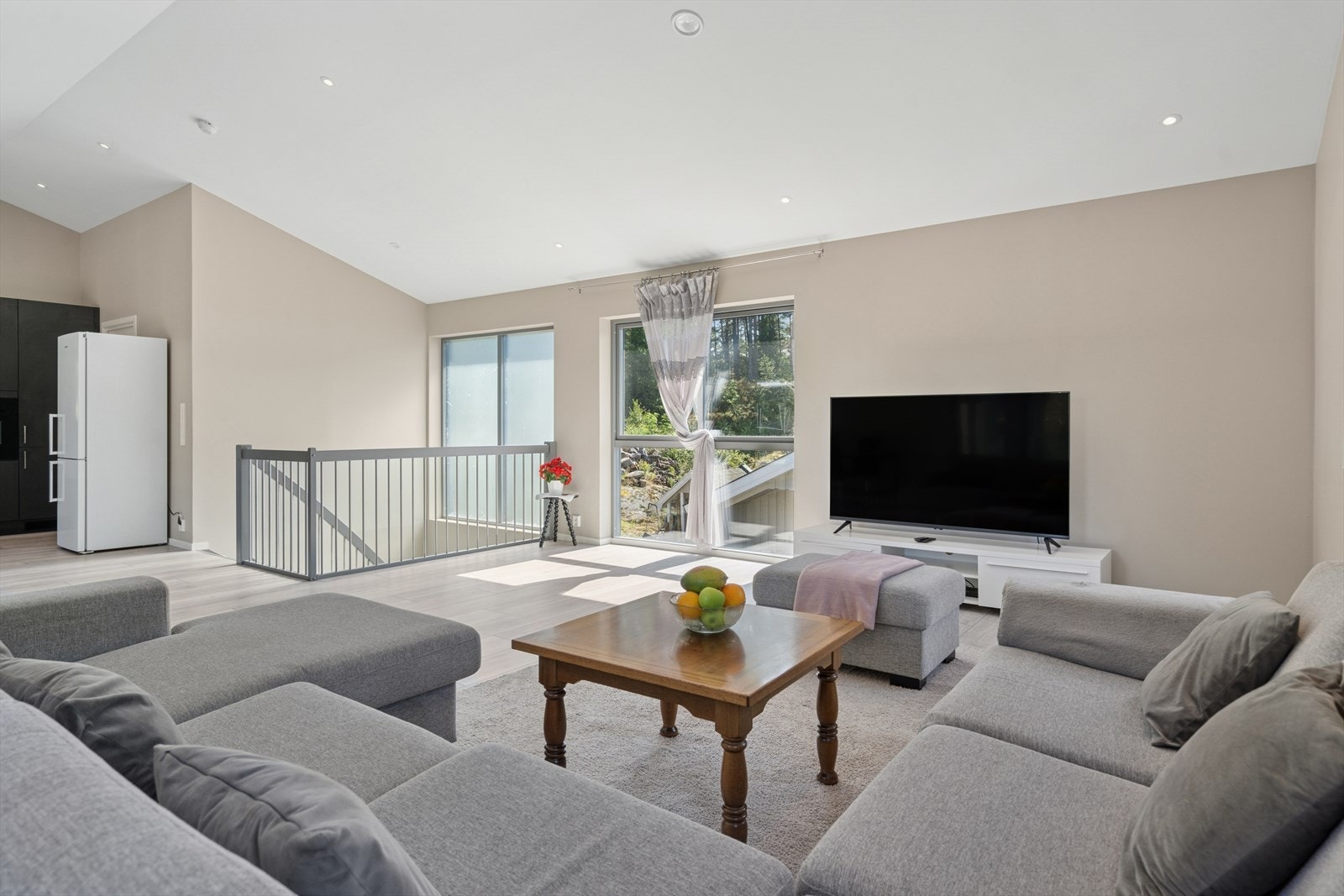 Stuen er hjertet i boligen med høy og luftig himling som følger takvinkelen, store gulvhøyde vindusflater og utgang til stor takterrasse på hele 35 kvm. Galleribilde