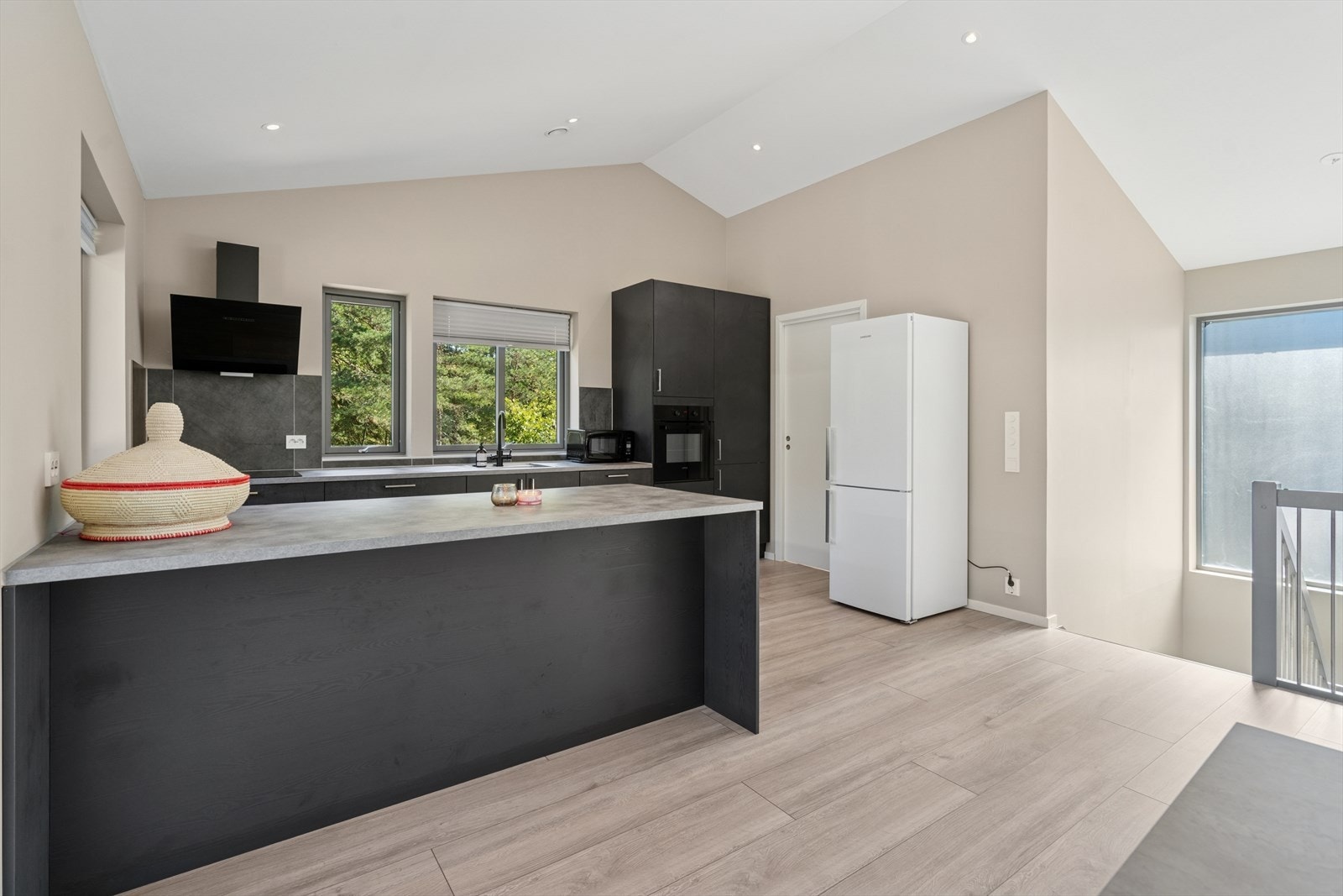 Kjøkkenet er levert av Eik Trevare av type Nettoline Triano Sort struktur. Galleribilde