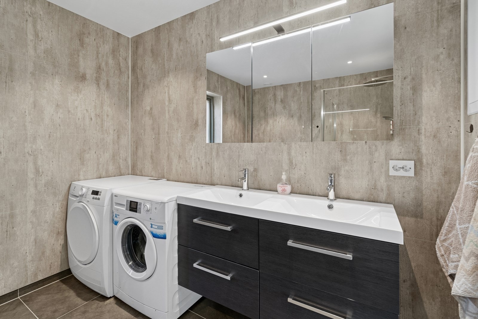 Moderne innredning med 2 servanter med underskap og flott speil skap med lys skinne i overkant. Galleribilde