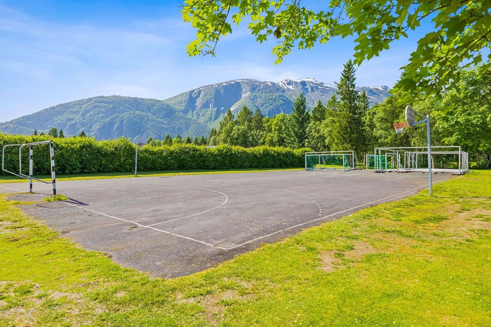 Rundt om på Kippermoen finner man både håndballbane, friidrettsbane m.m. Galleribilde