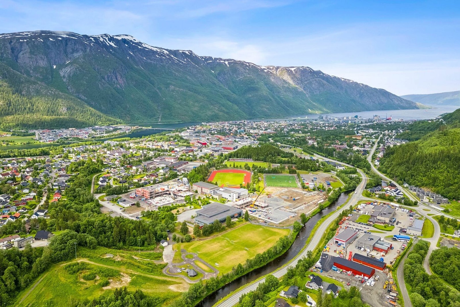 Det skjer store utbygginger på Kippermoen, og i 2027 skal det stå ferdig en ny videregående skole og idrettsanlegg - en kort sykkeltur fra boligen. Galleribilde