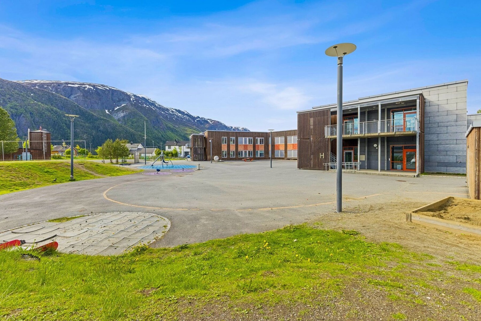 Fra huset er det et par minutters gange til Olderskog skole, som huser de små fra 1-7. trinn. Galleribilde