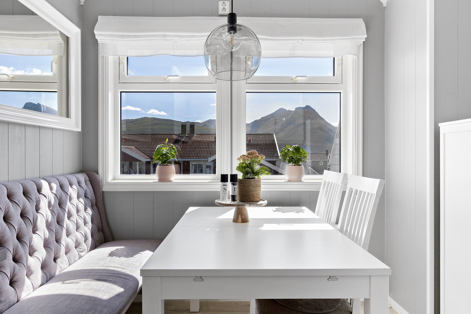 Spisestue med flott lysinnslipp og utsikt Galleribilde