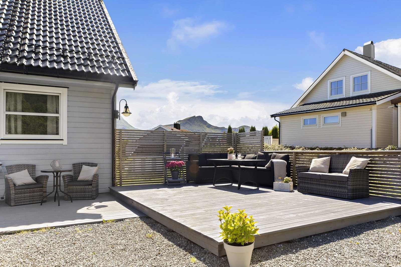 Denne lune og skjermede terrassen finner vi ved inngangspartiet Galleribilde