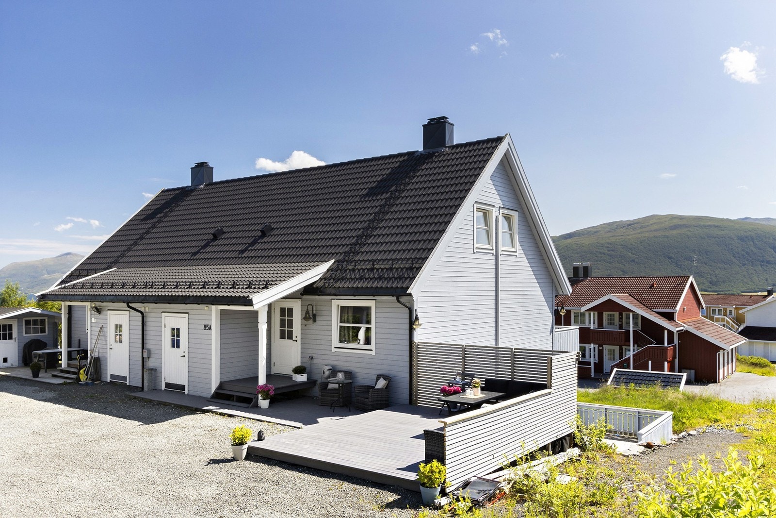 Boligen har en sentrumsnær beliggenhet, med kort vei til skoler, barnehager, idrettsanlegg og mye mer! Galleribilde