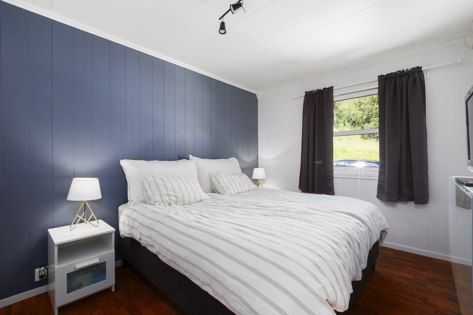 Romslig hovedsoverom i 1. etasje med plass til stor seng og utført i behagelige farger Galleribilde