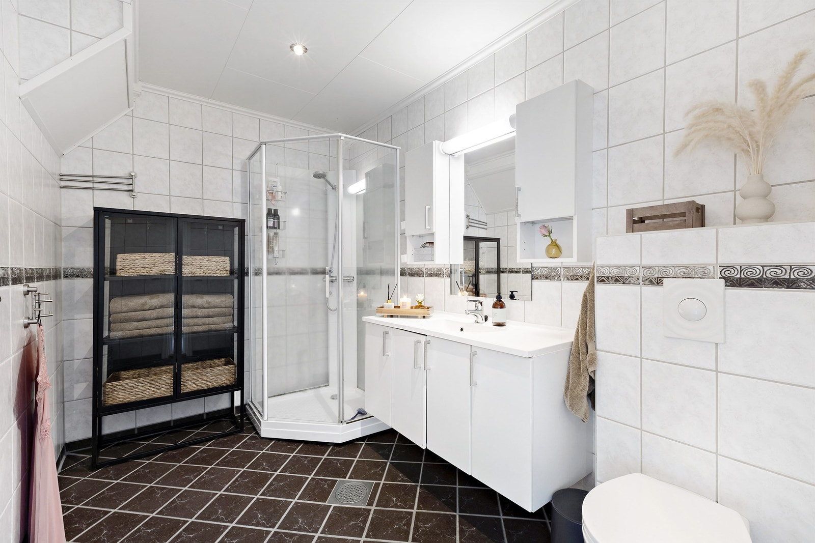 Velholdt bad i 1. etasje med god oppbevaringsplass, dusjkabinett, vegghengt toalett og dusjkabinett Galleribilde