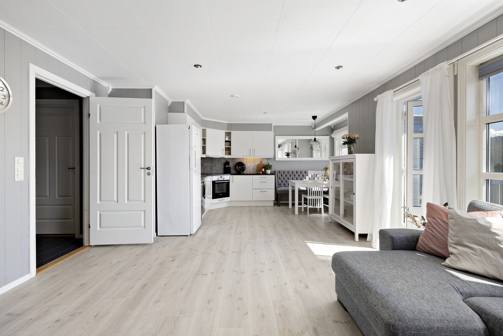 Stue og kjøkken i åpen løsning gir en romslig og innbydende atmosfære Galleribilde