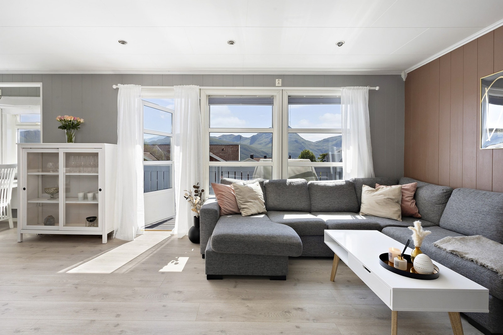 Stuen har god plass til sofagruppe Galleribilde