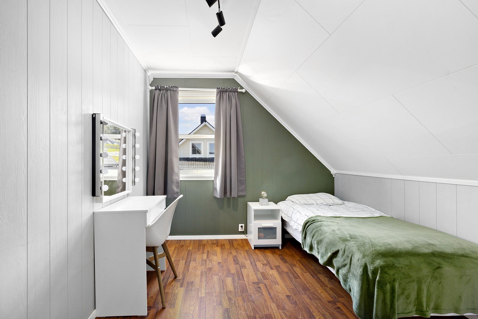 Ett av to soverom på loftet Galleribilde