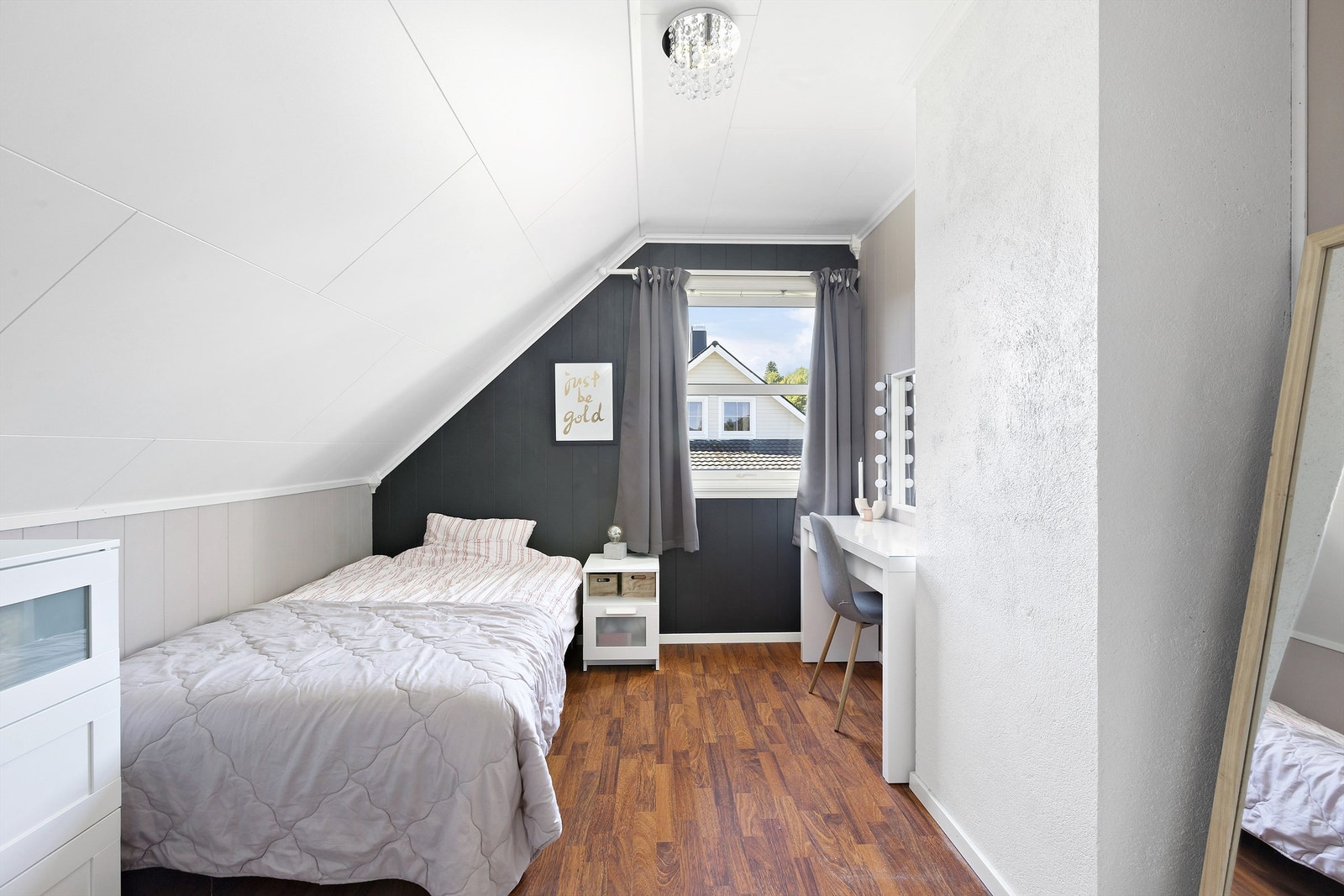 Et velutnyttet rom med skråhimling og fleksible innredningsmuligheter-soverom nummer to på loftet Galleribilde