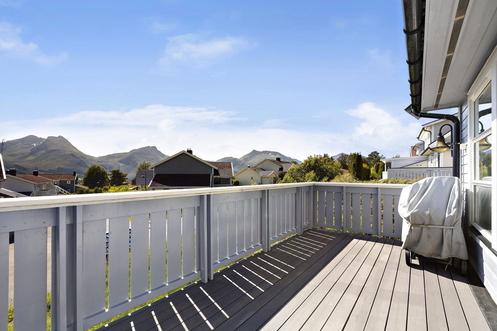Romslig balkong med nydelig utsikt over nærområdet og fjellene Galleribilde