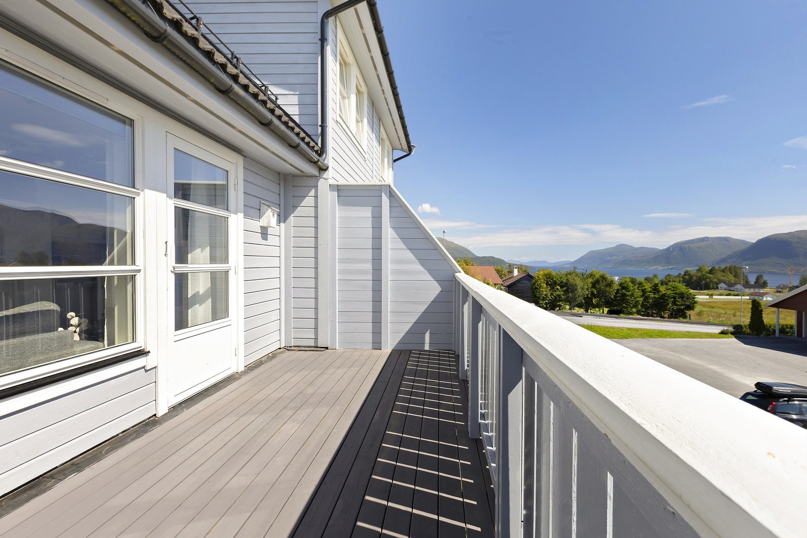 Boligen disponerer to uteplasser, hvorav denne byr på nydelig utsikt mot fjellene og gode solforhold - perfekt for avslapning og hyggelige stunder utendørs Galleribilde