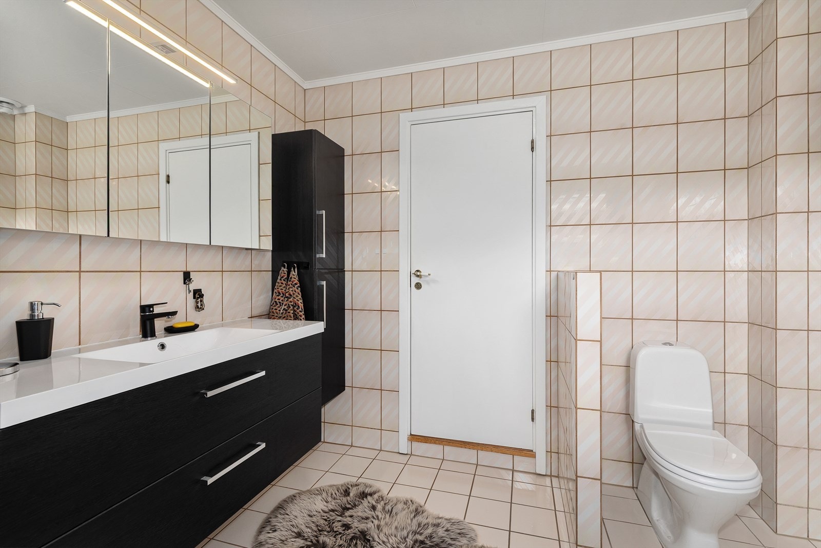 Eldre bad med nyere innredning. Badet er flislagt med varmekabler i gulv Galleribilde