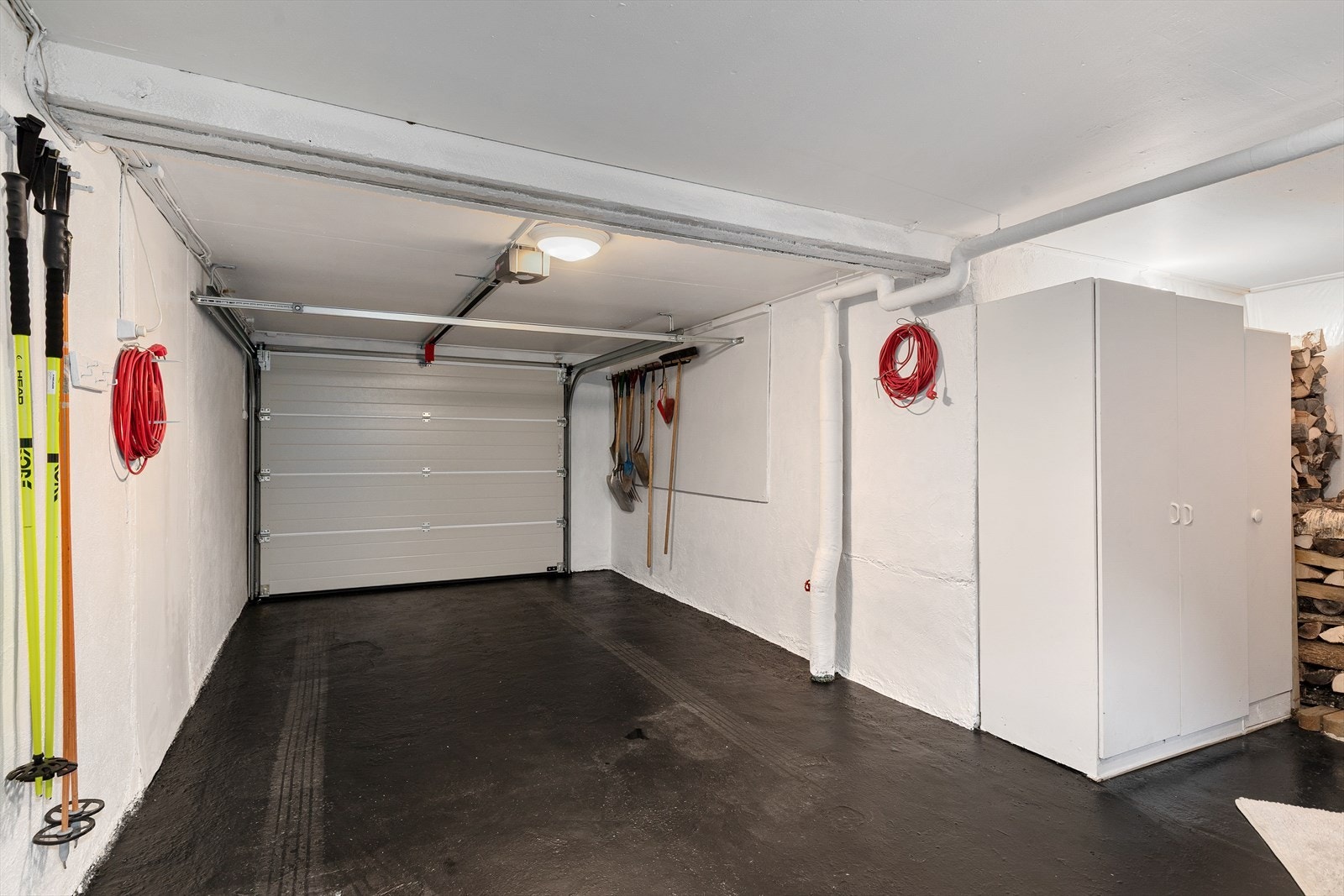 Garasje i underetasje med god lagringsplass Galleribilde