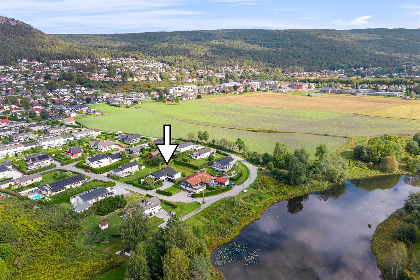 Solbergsenteret utgjør områdets nærsentrum, og ligger ca. 15 minutters spasertur unna. Her finner man både Kiwi, frisør, apotek, optiker og kafé Galleribilde