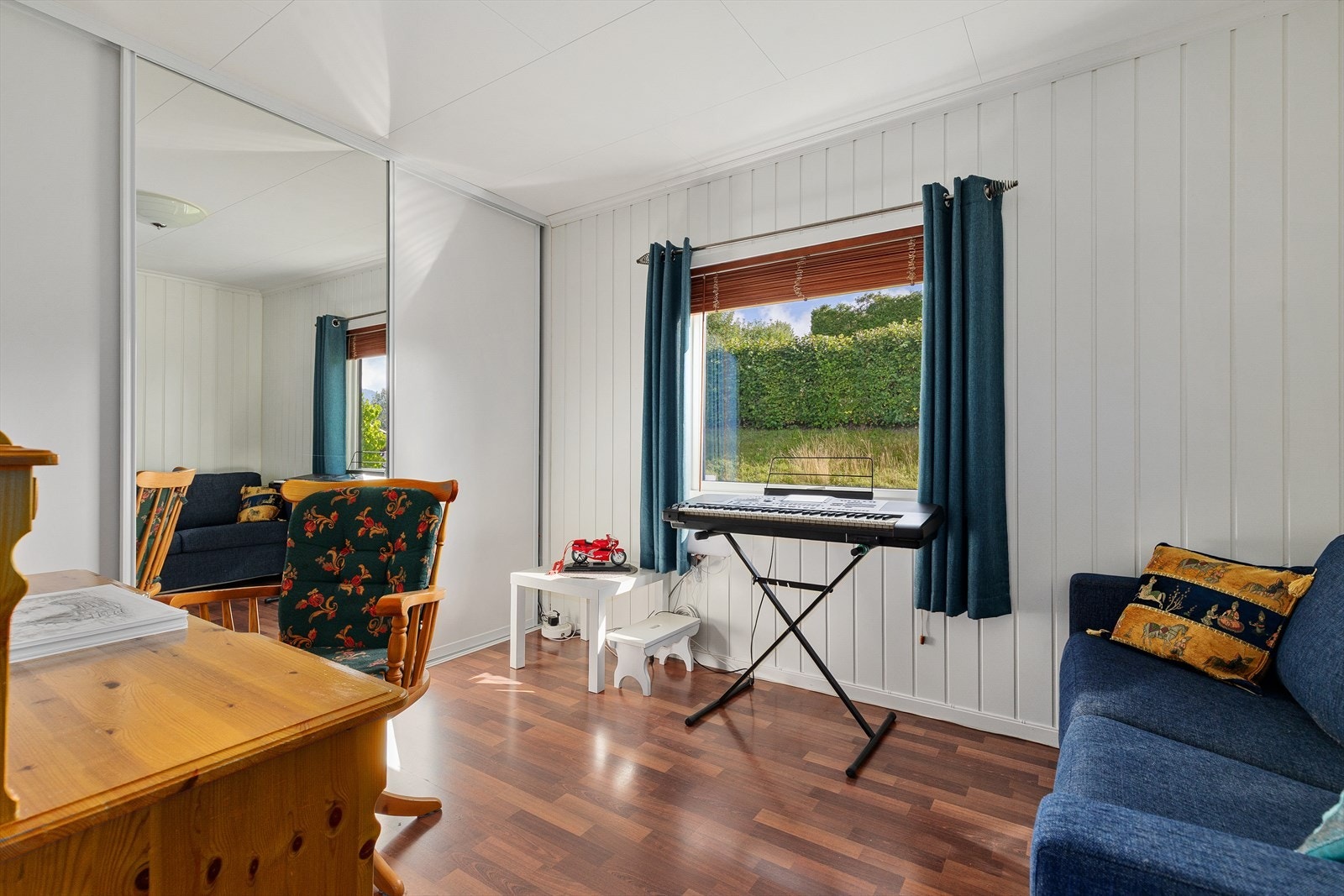 Soverom 2 har også skyvedørsgarderobe med god oppbevaringsplass Galleribilde