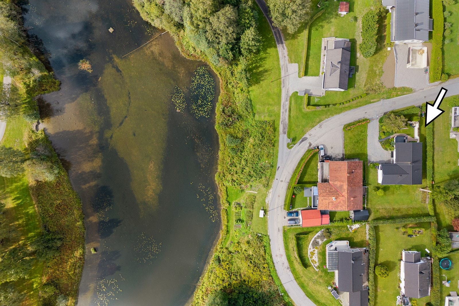 Kort vei til idyllisk friareal langs elva Galleribilde