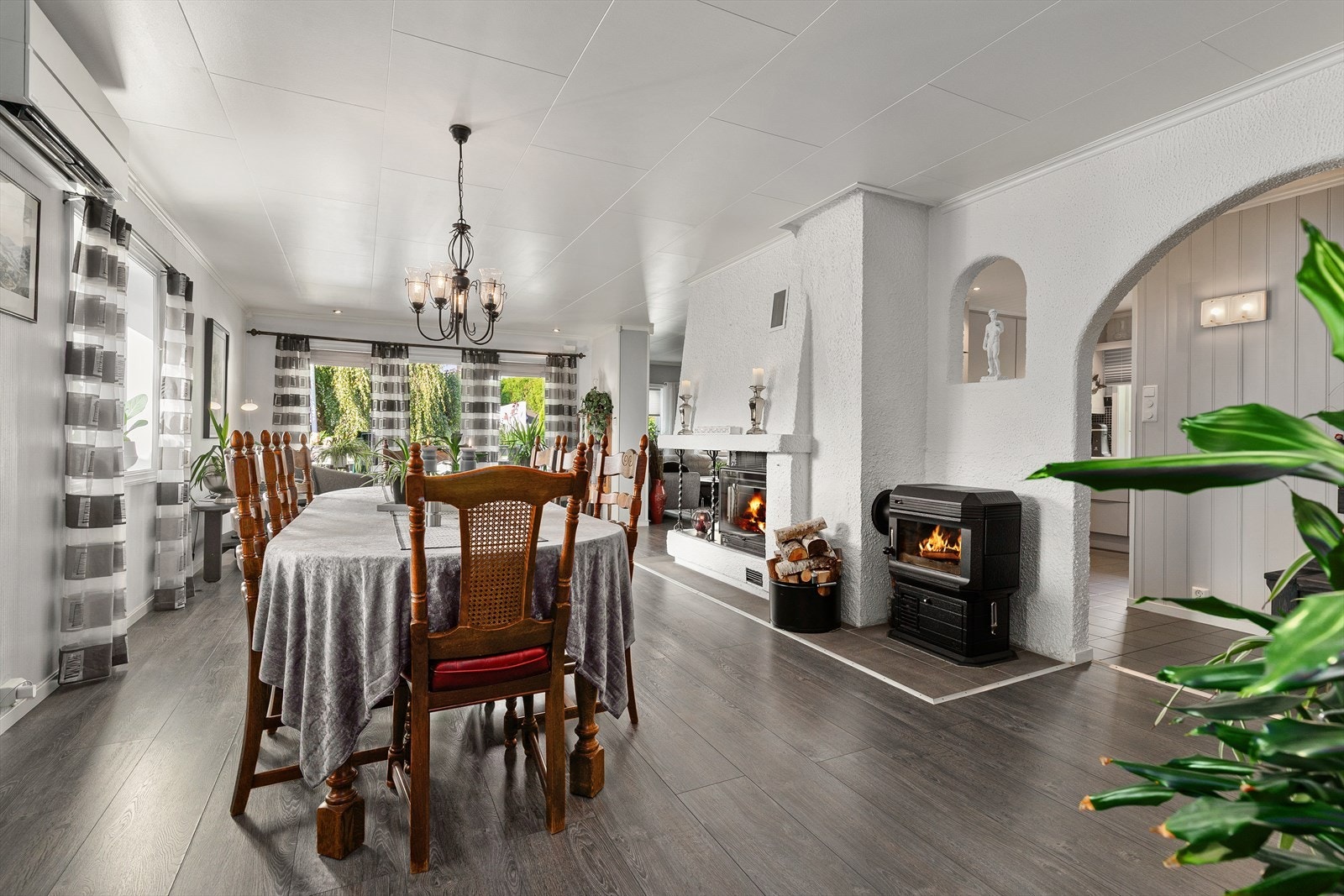 God plass for stor spisegruppe hvor man kan invitere venner og familie på hyggelige selskap Galleribilde