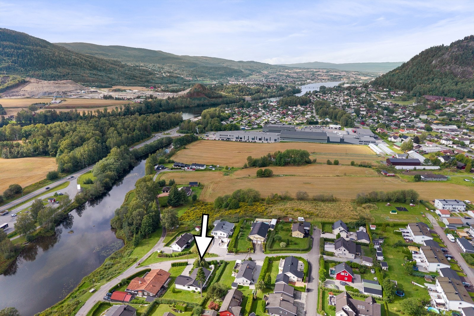 Fra boligen er det gangavstand til både skole og barnehager, samt en rekke handelstilbud Galleribilde
