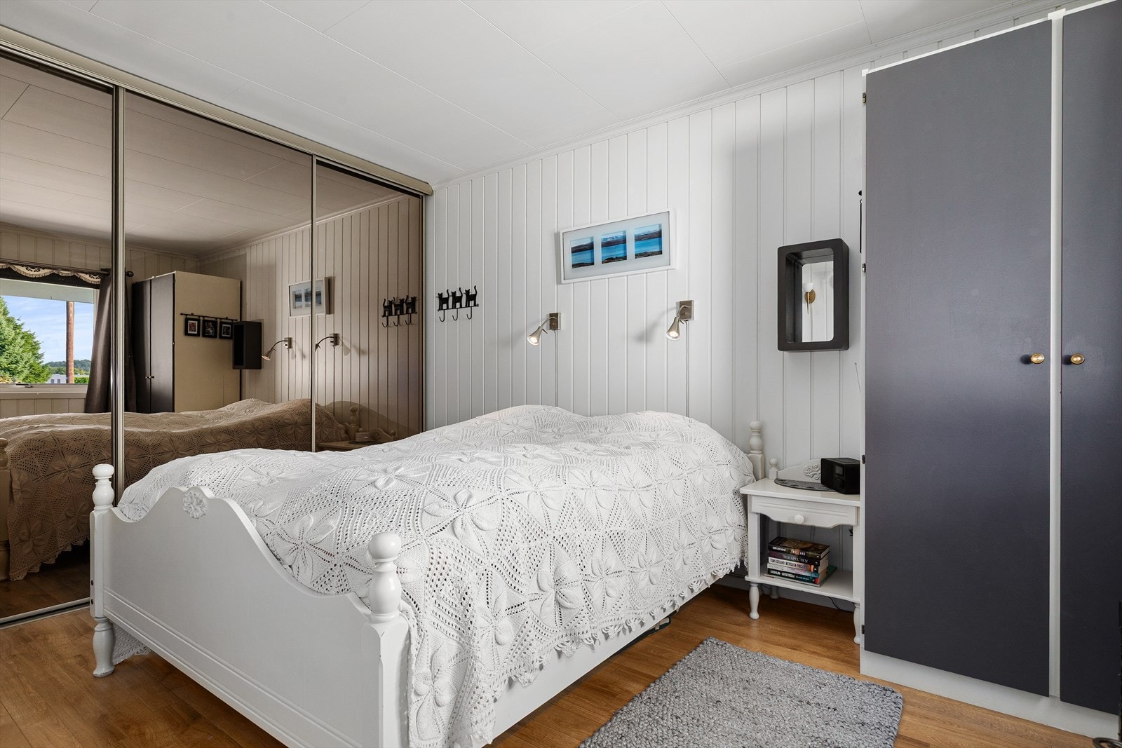 Det er totalt 3 soverom i 1. etasje. Hovedsoverom har rikelig med oppbevaringsplass i skyvedørsgarderobe og frittstående garderobe Galleribilde