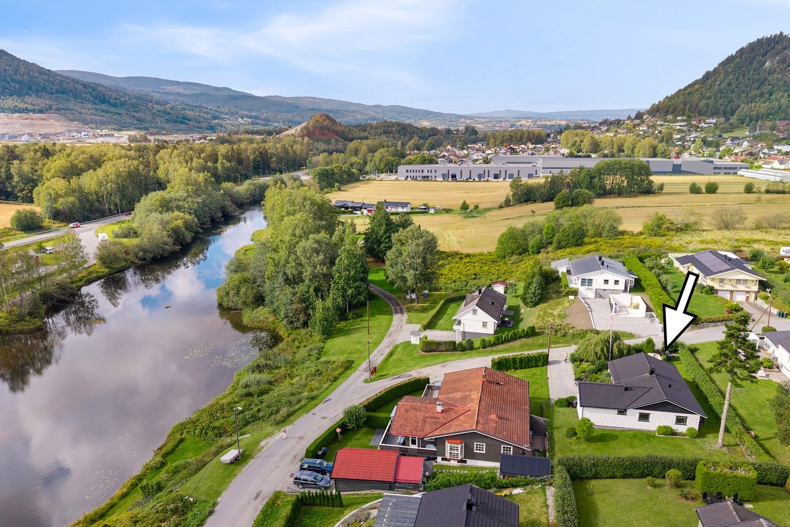 Eiendommen ligger i et rolig og hyggelig boligområde i Solbergelva Galleribilde