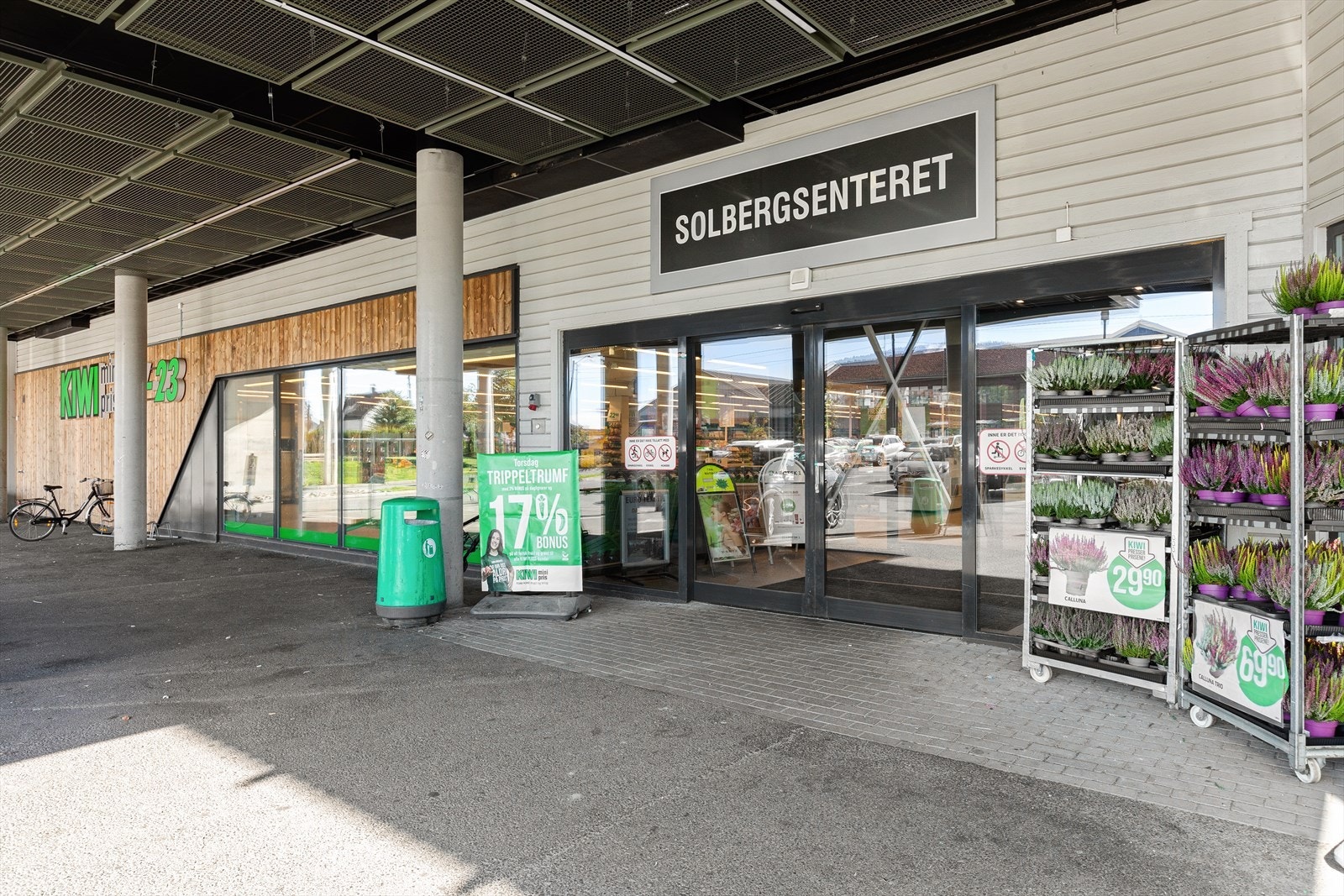 Solbergsenteret utgjør områdets nærsentrum, og ligger ca. 15 minutters spasertur unna. Her finner man både Kiwi, frisør, apotek, optiker og kafé Galleribilde