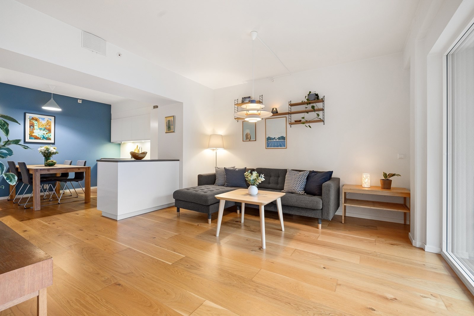 Leiligheten har en stor og herlig stue med store vindusflater og fint utsyn. Galleribilde