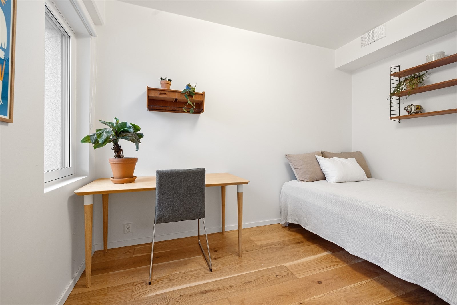 Soverom 2 passer bra som barnerom, gjesterom eller hjemmekontor. Galleribilde