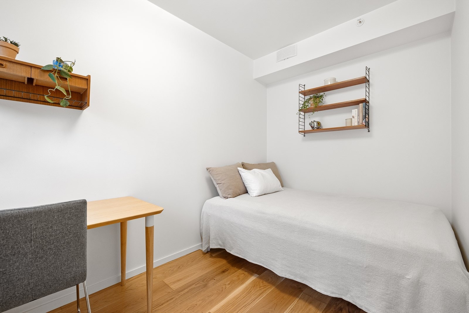 Rommet har plass til seng, skrivepult og skap/kommode. Sengen er 140 cm. Galleribilde