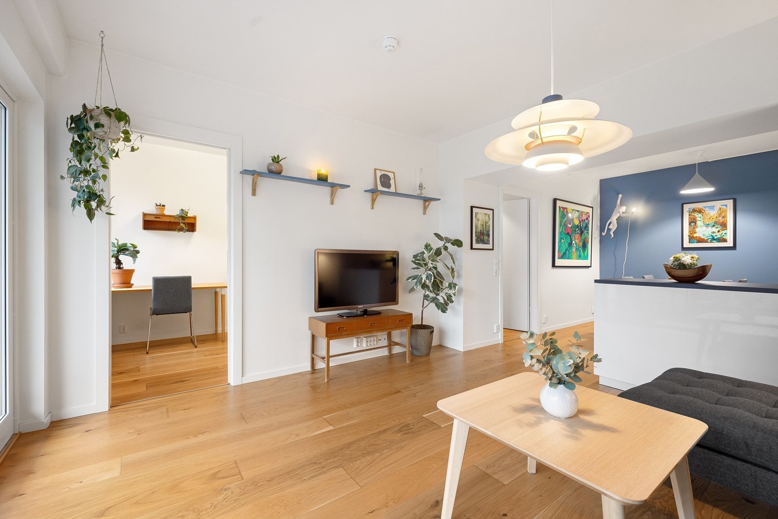 I stuen er det god plass til sofagruppe med tilhørende sofabord og tv-møblement. Galleribilde