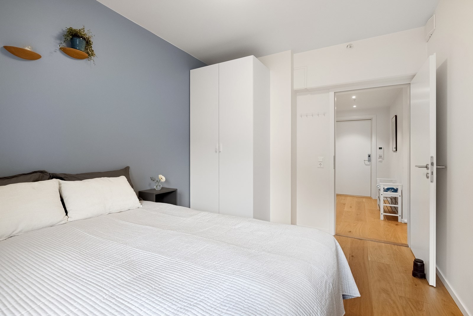 Det er plass til garderobeskap for oppbevaring. Galleribilde