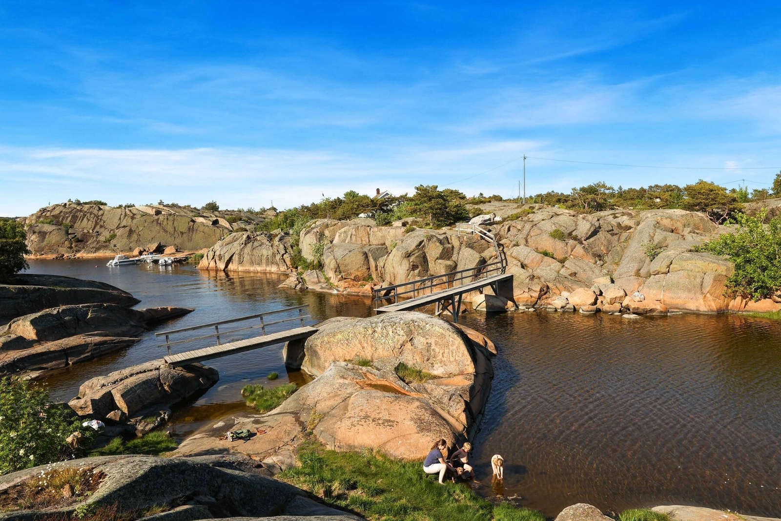 Det er tilrettelagt med broer ut til flere holmer ytterst på Langøya Galleribilde