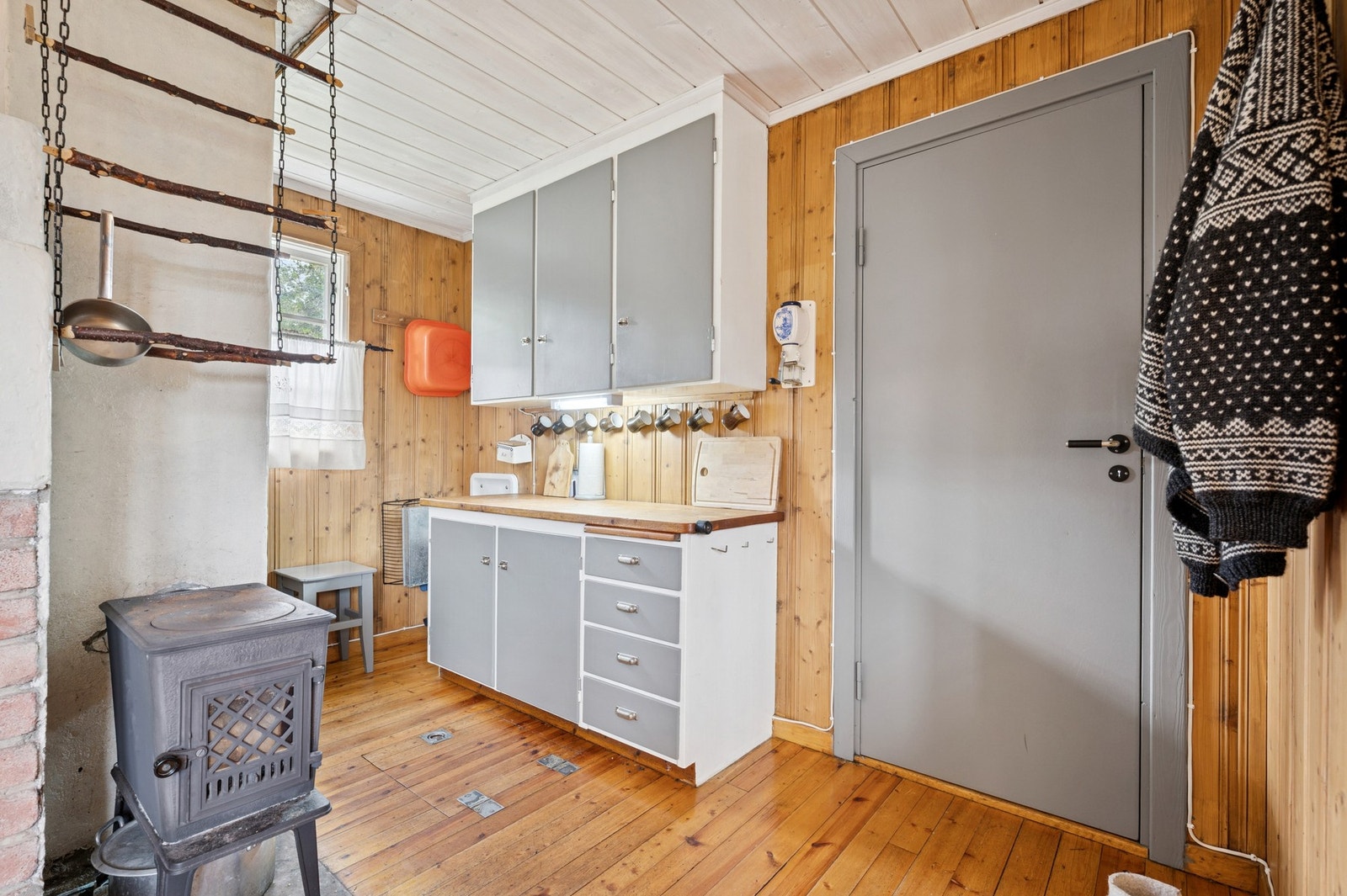 På kjøkkenet er det tilrettelagt for frittstående stekeovn med tre gassbluss samt komfyr på propan. Galleribilde