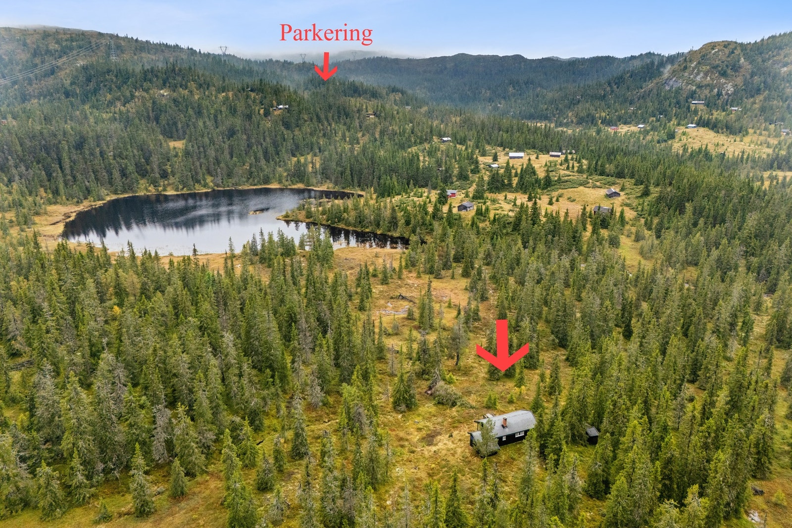 Fra parkeringen går det en sti på ca. 650 meter som leder deg frem til hytta. (ca. 15 min gange) Galleribilde